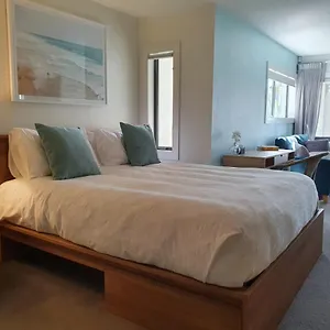 Peaceful Mount Moments To & Downtown Apartment